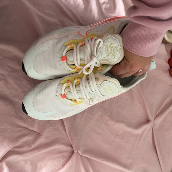 Nike shoes - Picture 2 of 3